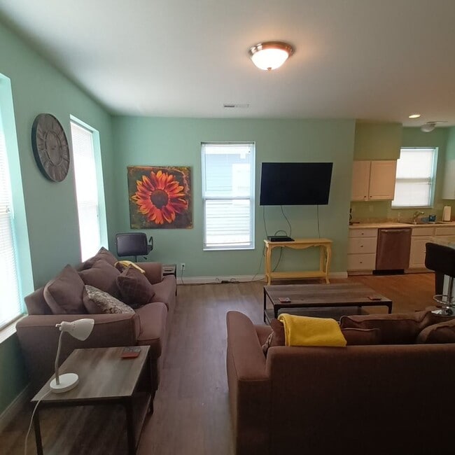 Building Photo - 3 Bd 2.5 Ba