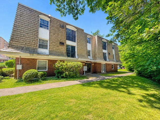 Building Photo - 1196 Middle Tpke W
