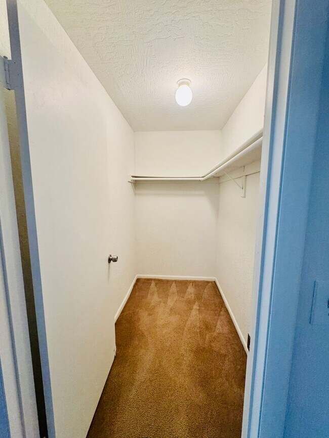 Building Photo - Spacious Ground-Floor 2-Bed/2-Bath Condo in Gated Community!