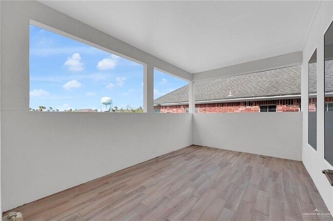 Building Photo - 18 Redbud Ave W