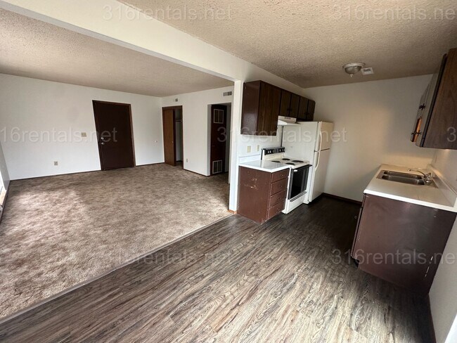 Building Photo - $750 - 2 bed 1 bath - Second floor Apartment