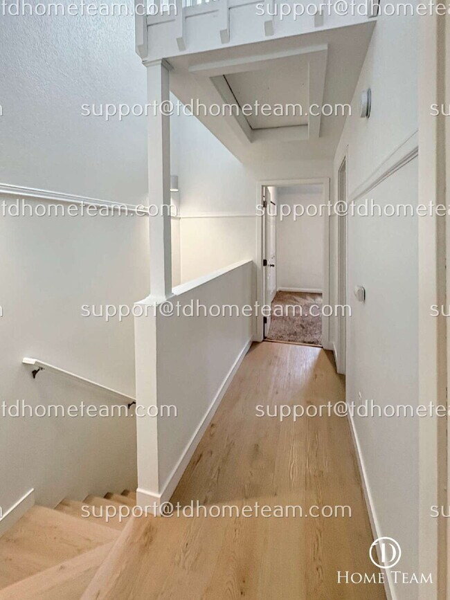 Building Photo - "Charming 2-Bed Townhouse with Spacious 12...