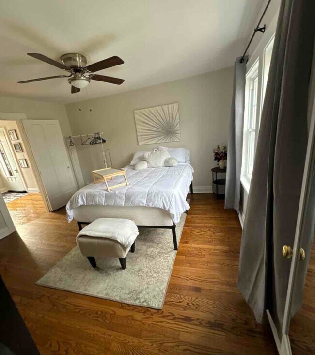 Building Photo - 161 E North Ave