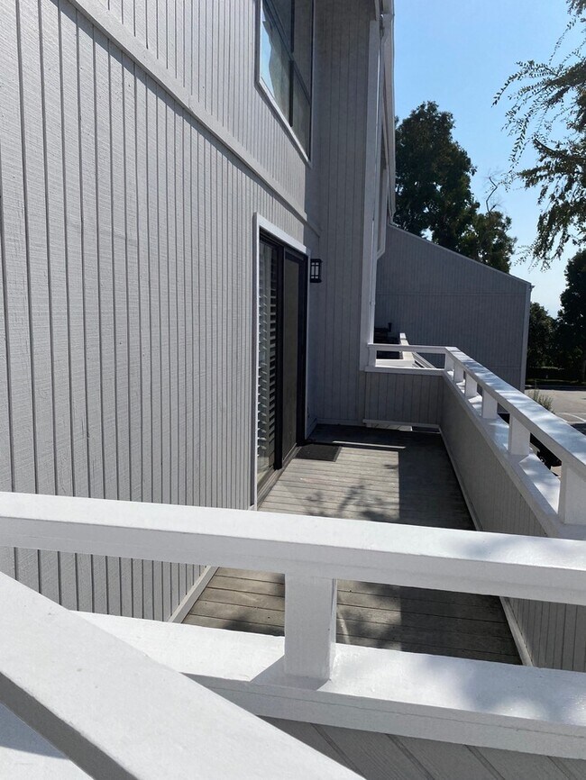 Building Photo - Newport Crest