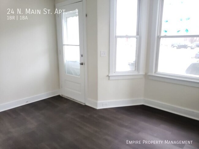 Building Photo - 1st Floor: 1 Bedroom/ 1 Bathroom Apartment...