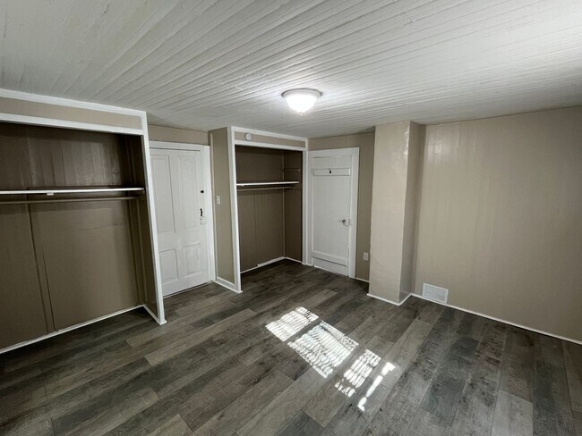 Building Photo - Cozy 2-Bedroom, 1-Bathroom Home