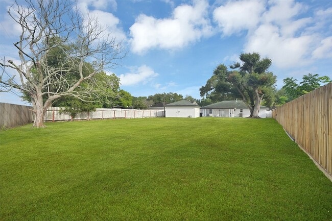 Building Photo - 5215 Trail Lake Dr