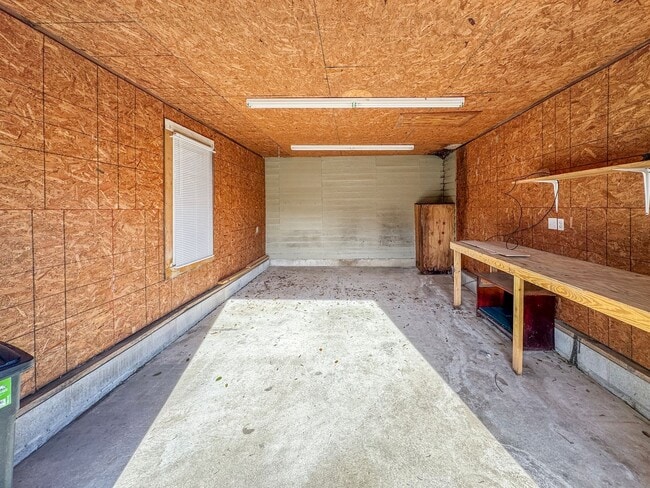 Building Photo - Charming older home in a peaceful, quiet neighborhood