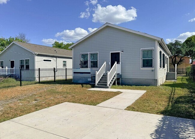 Building Photo - Modern 3 Bedroom Home Minutes from Downtown San Antonio
