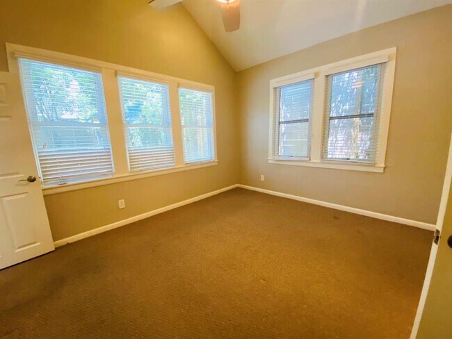 Building Photo - 521 E Live Oak St