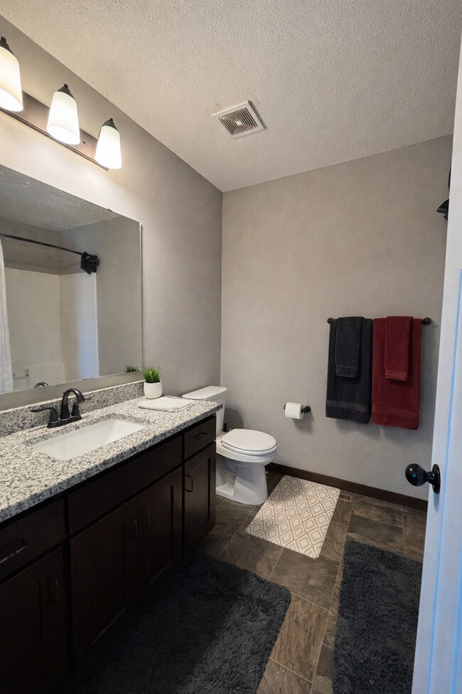 Building Photo - Beautiful 3bed 2bath Including a Master Suite