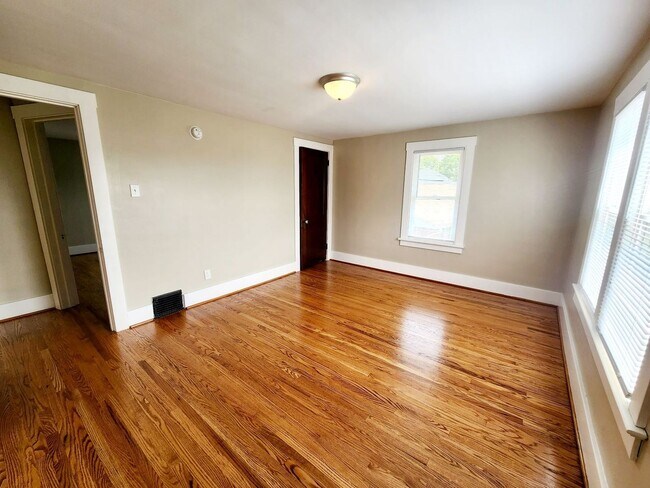 Building Photo - 3 Bed/2 Bath House Located in Suncrest Lawncare included - Available NOW