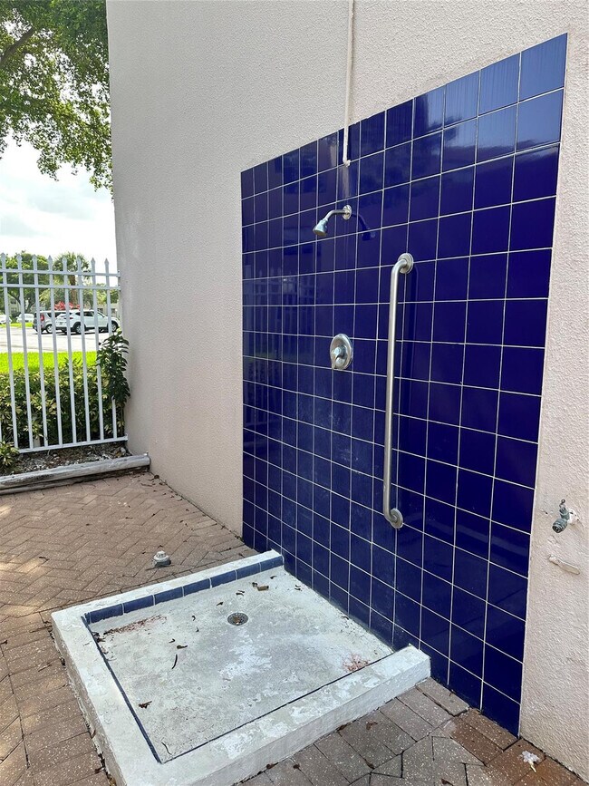 Building Photo - 9080 Lime Bay Blvd