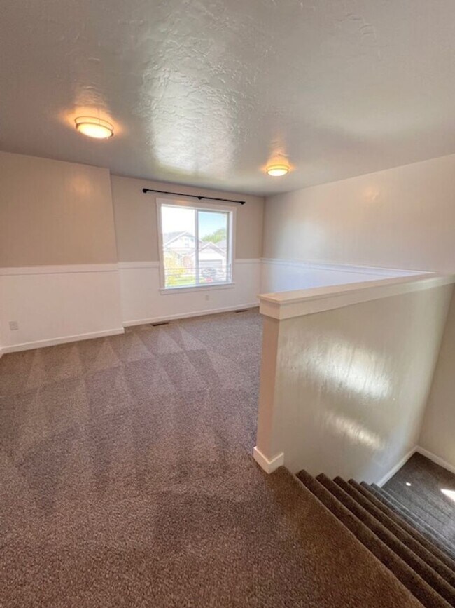 Building Photo - Beautiful 4 Bed, 2.5 Bath Plus Office in S...