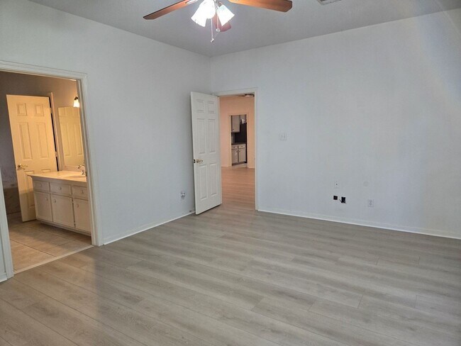 Building Photo - 120 Hiwon Dr