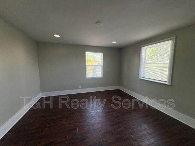 Building Photo - 3729 N Kenwood Ave