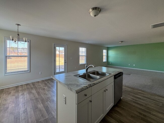 Building Photo - Spacious 4 Bed 2.5 Bath Home with Flex Rooms