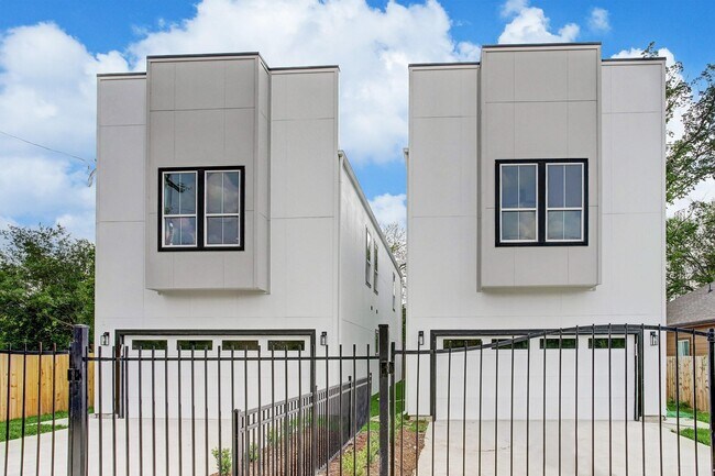 Building Photo - 3818 Lynnfield St