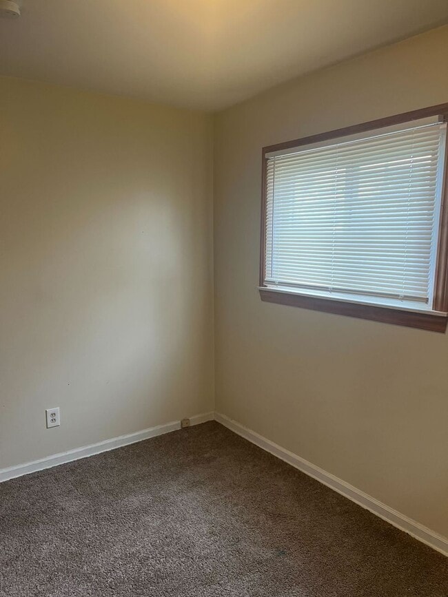 Building Photo - 2 Bedroom Bungalow - $1100