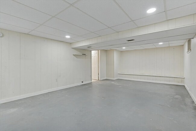 Building Photo - 6 Bedroom/3 Bathroom Available in Wayne!