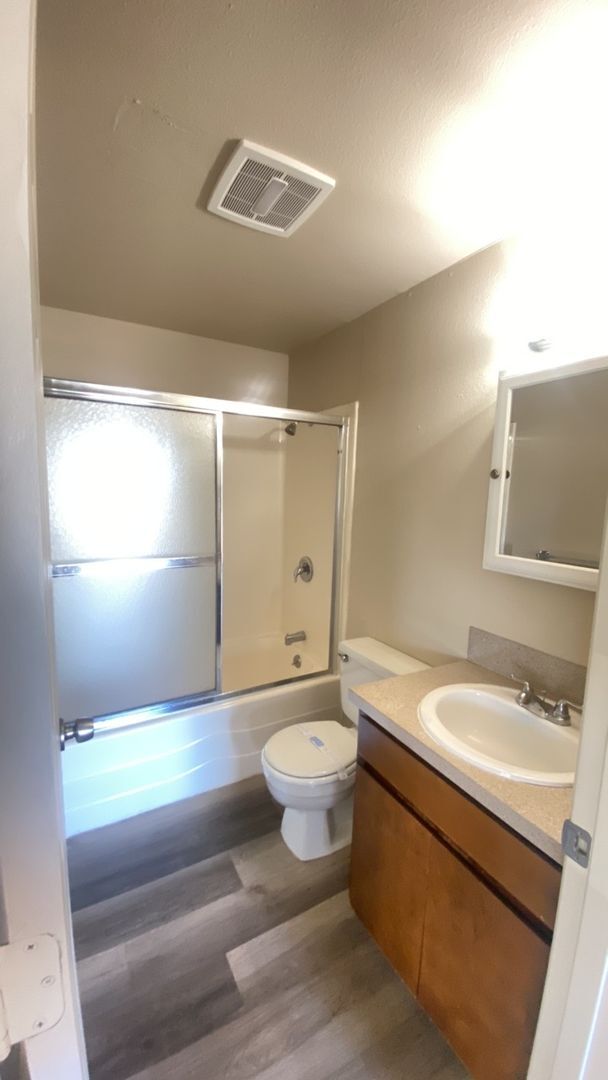 Building Photo - (526) Halpert Duplex - 4 Bedroom / 2 Bathroom