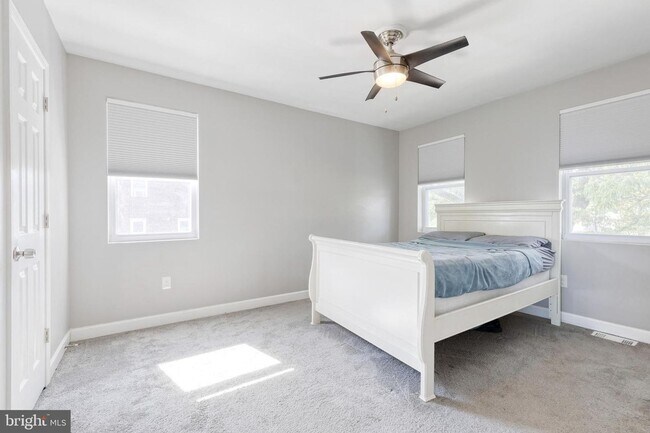 Building Photo - Welcome to this beautifully renovated 4bd 2bth end-of-group townhome in Baltimore!