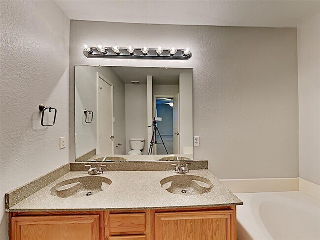 Building Photo - 705 W Colony Dr