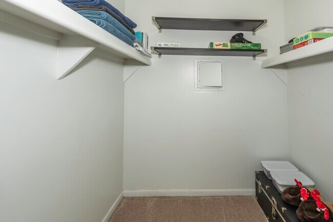 Building Photo - 9601 Bayview Dr