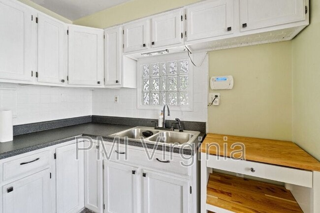 Building Photo - 818 W 42nd St