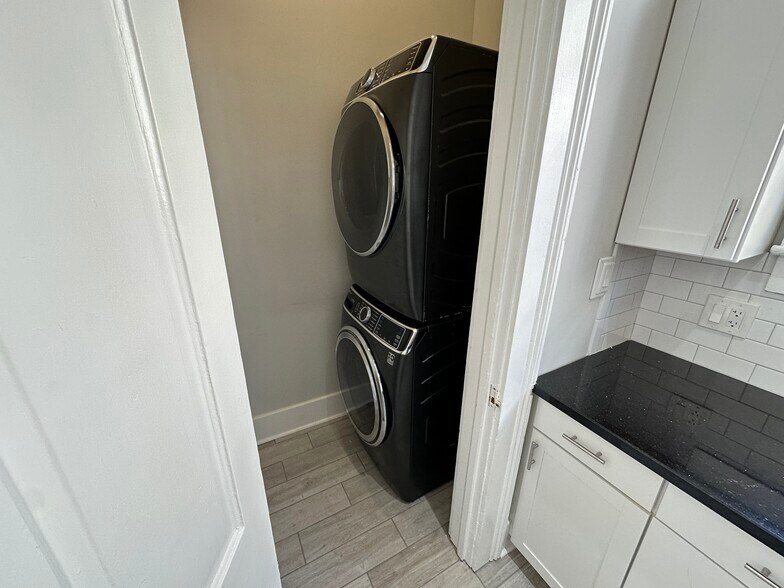 Laundry Closet - 5520 Loyola Ave