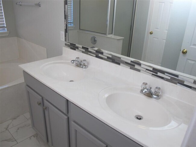 Building Photo - 3401 Pioneer Crossing Dr