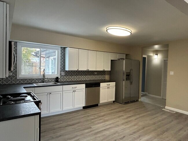 Building Photo - 176 Craig Dr W