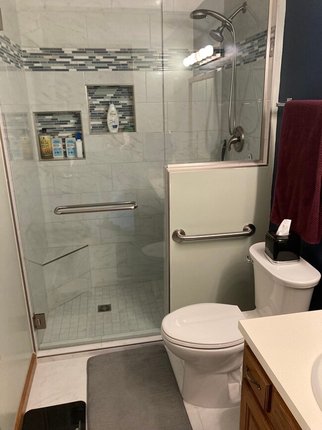 Primary bedroom ensuite bath - 1408 Kentfield Way