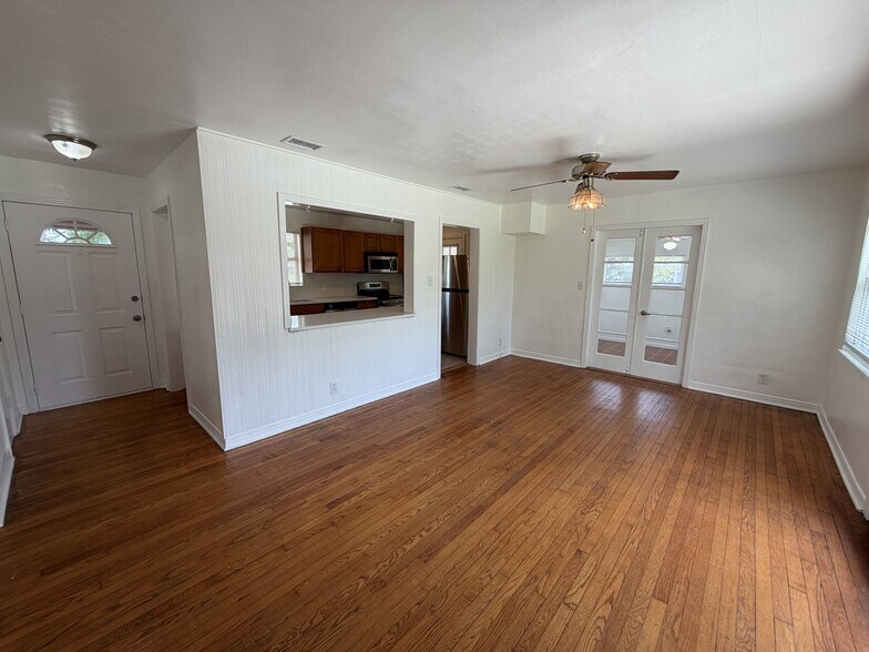 Building Photo - 2 Bed/1 Bath