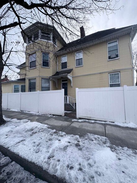 Building Photo - 578 Howard Ave