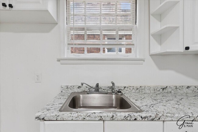 Building Photo - $1290 3 bedroom bungalow