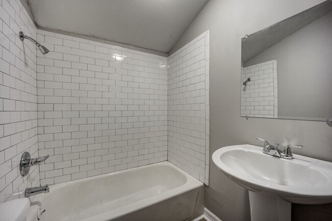 Building Photo - Freshly Updated 2 Bedroom House