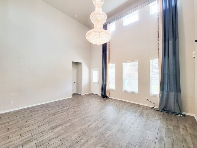 Building Photo - Live comfortably in this stunning Lake Rid...