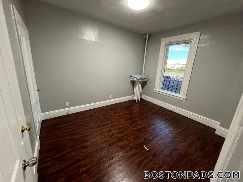 Building Photo - 64 Hollis St