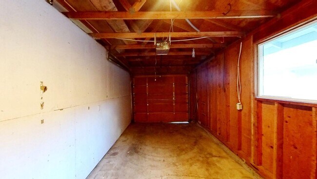 Building Photo - Open & spacious Beaverton duplex with fenc...
