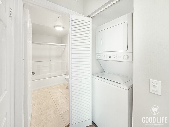 Building Photo - Beautiful East Village Condo w/ W/D, A/C & Balcony Views!