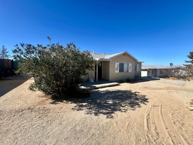 Building Photo - Cozy 3-Bedroom Home Near 29 Palms Base & J...