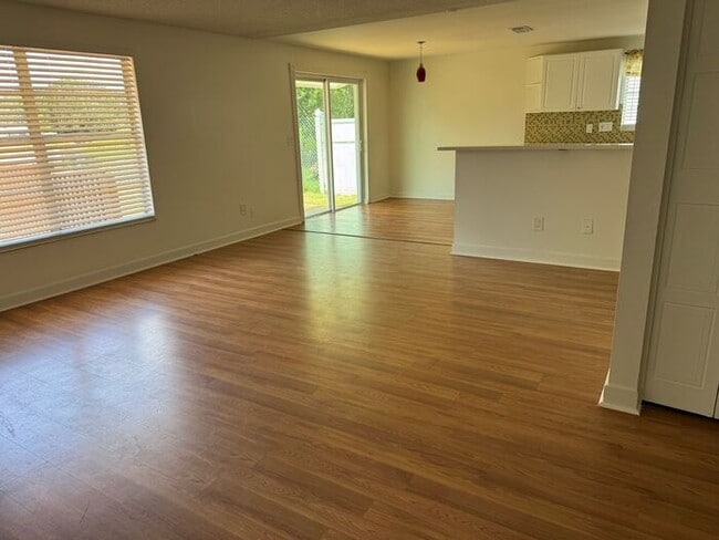 Building Photo - Freshly Updated Lake?Front Retreat in Desi...
