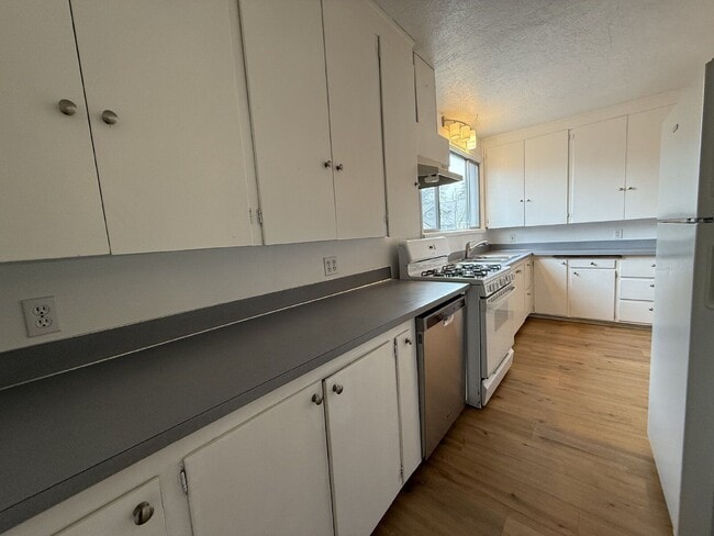 Building Photo - 777 W 10th Ave