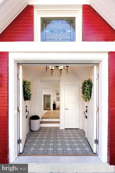 Building Photo - 1015 D St NE