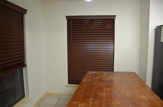 Building Photo - 1115 Faircrest Dr