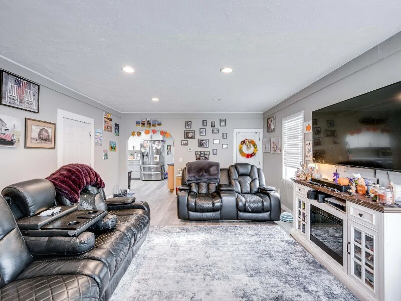 Building Photo - 705 S East St