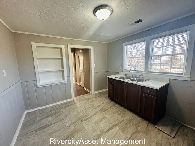 Building Photo - 1911 The Oaks Ave