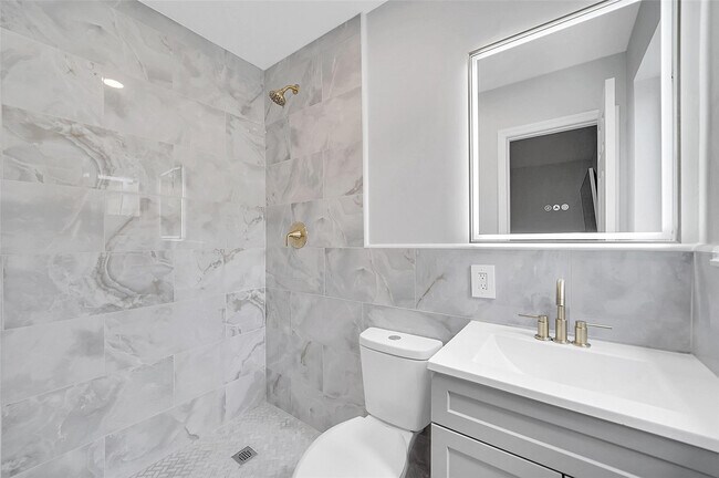 Building Photo - 4710 SW 43rd Ave