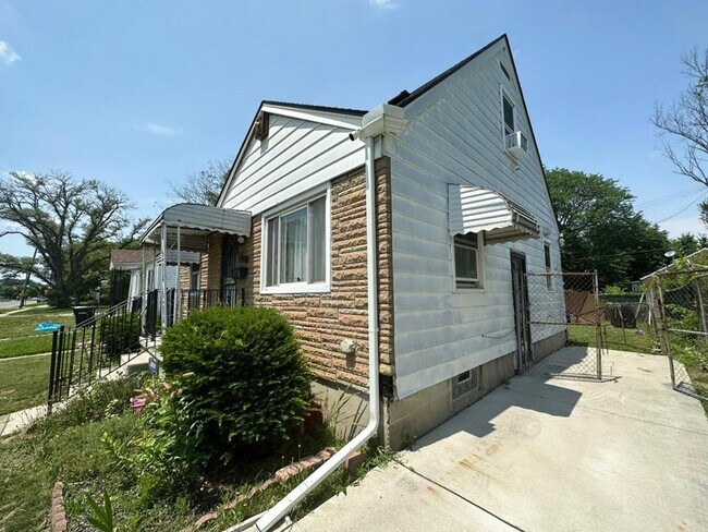Building Photo - Now available: 3 bedroom accepts section 8